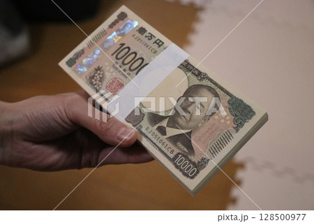 お金　札束　百万円 128500977