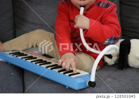 ピアニカの練習風景、幼児 128501045