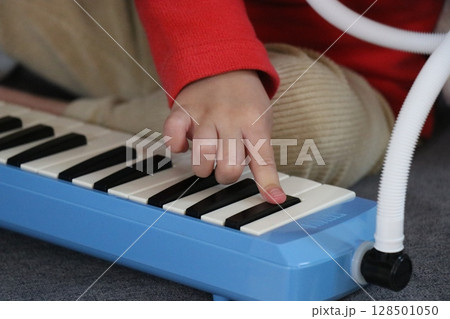 ピアニカの練習風景、幼児 ピアニカの練習風景、幼児 128501050