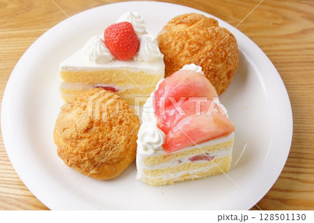 苺ショートケーキと桃のケーキ 128501130