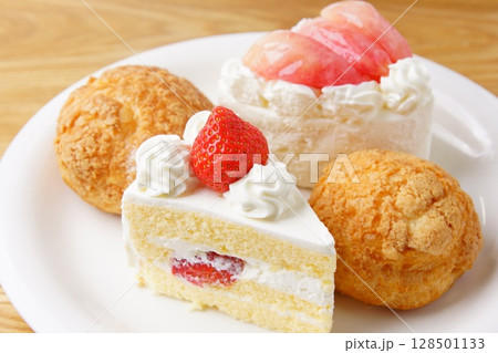 苺ショートケーキと桃のケーキ 128501133