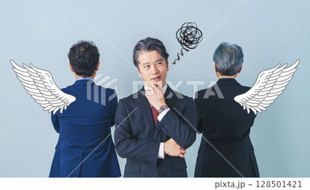 右翼と左翼の間で悩む男性 128501421