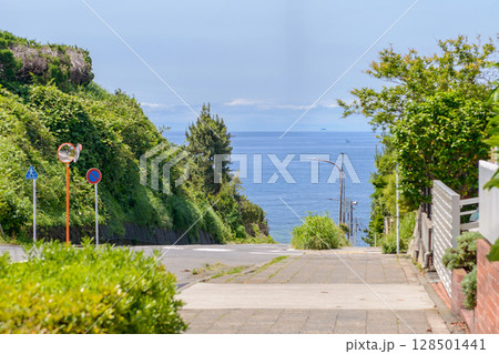 坂の上から湘南の海を望む風景、神奈川県鎌倉市、七里ヶ浜の住宅街 128501441