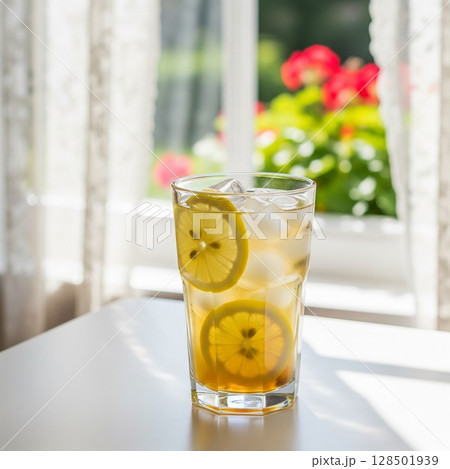 窓辺に置かれた爽やかなはちみつレモン｜夏のカフェタイム グレープフルーツジュース 128501939