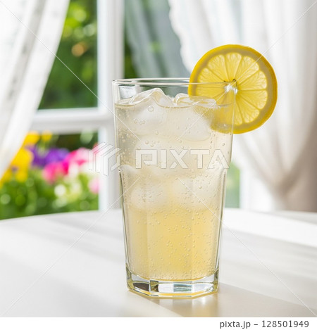 窓辺に置かれた爽やかなレモン炭酸水 ｜夏のカフェタイム レモンソーダ レモンの輪切り ゆずソーダ  128501949