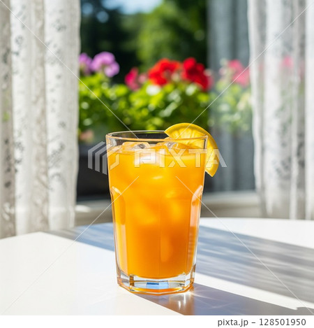 窓辺に置かれた爽やかなレモン炭酸水 ｜夏のカフェタイム レモンソーダ レモンの輪切り ゆずソーダ  128501950