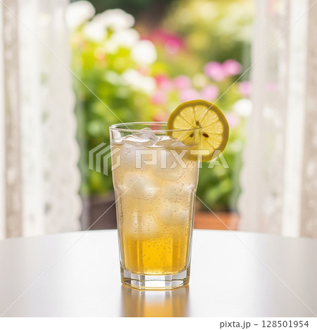 窓辺に置かれた爽やかなレモン炭酸水｜夏のカフェタイム レモンソーダ レモンの輪切り ゆずソーダ  128501954