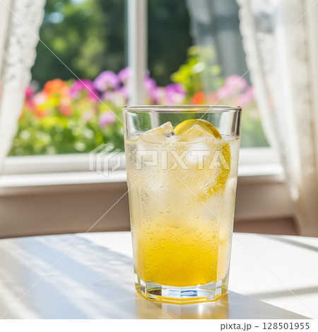 窓辺に置かれた爽やかなレモン炭酸水 ｜夏のカフェタイム レモンソーダ レモンの輪切り ゆずソーダ  128501955