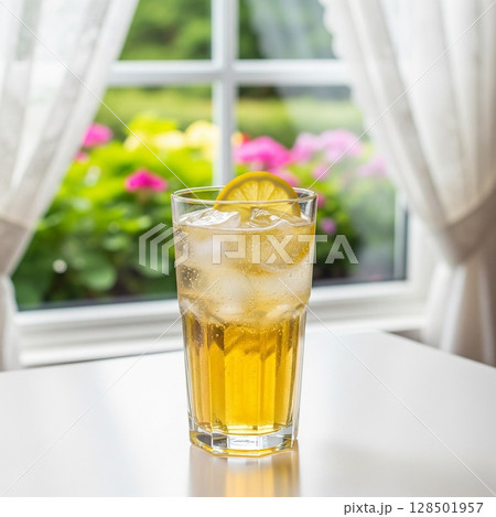 窓辺に置かれた爽やかなレモン炭酸水 ｜夏のカフェタイム レモンソーダ レモンの輪切り ゆずソーダ  128501957