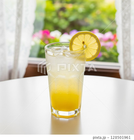 窓辺に置かれた爽やかなレモン炭酸水 ｜夏のカフェタイム レモンソーダ レモンの輪切り ゆずソーダ  128501961