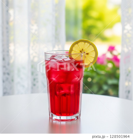 窓辺に置かれた爽やかなメロンソーダ｜夏のカフェタイム イチゴソーダ ソーダ水 128501964