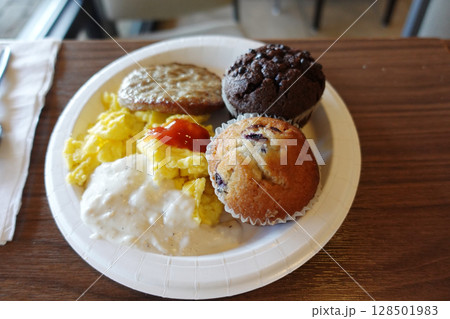 アメリカンブレックファスト:休日の贅沢な朝食プレート アメリカンブレックファスト:休日の贅沢な朝食プレート 128501983