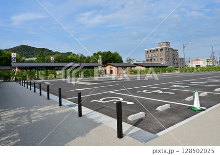 岐阜城楽市 飲食店や物販店が集まる商業施設と駐車場 岐阜城楽市 飲食店や物販店が集まる商業施設と駐車場 128502025