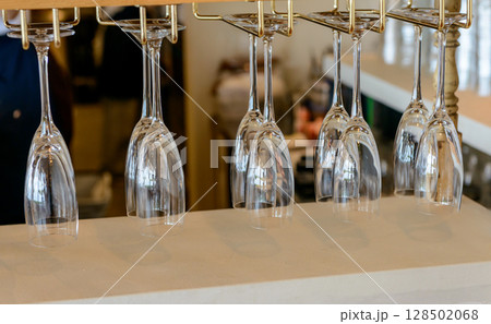 グラスホルダーに吊るしたワイングラス	 128502068