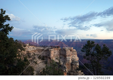日の出のグランドキャニオン：マーサーポイントから望む荘厳な光 128502289