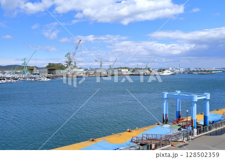 宮城県・塩釜市・マリンゲート塩釜から眺める塩釜港 宮城県・塩釜市・マリンゲート塩釜から眺める塩釜港 128502359