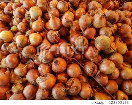 Fresh onions forming a large pile at the market Fresh onions forming a large pile at the market 128503138