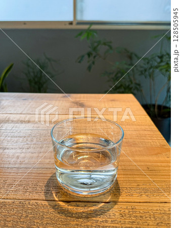 グラスに入った水 128505945