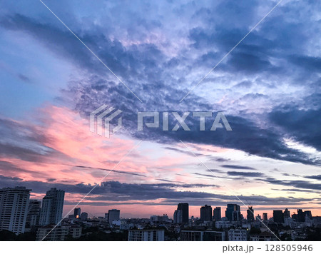 空のコントラスト 128505946