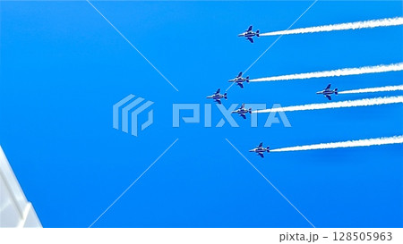 大阪・関西万博 ブルーインパルス展示飛行 128505963