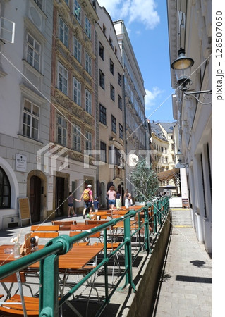 ウィーンの細道とテーブル 128507050