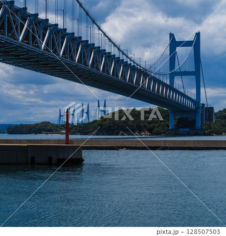 下津井港と瀬戸大橋 下津井港と瀬戸大橋 128507503