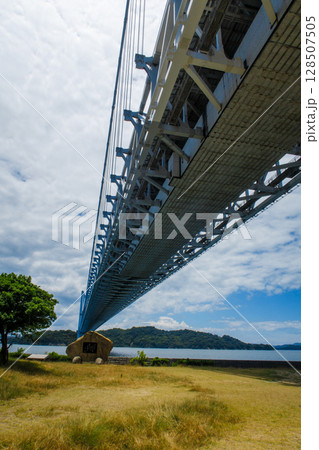 下津井港と瀬戸大橋 下津井港と瀬戸大橋 128507505