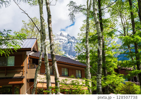 上高地の風景『河童橋周辺の宿泊施設と上高地の自然』 上高地の風景『河童橋周辺の宿泊施設と上高地の自然』 128507738