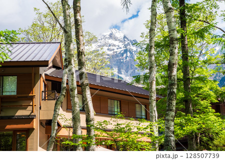 上高地の風景『河童橋周辺の宿泊施設と上高地の自然』 128507739