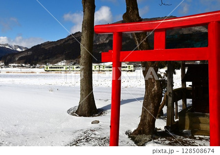 冬の遠野 釜石線と小さな神社 冬の遠野 釜石線と小さな神社 128508674