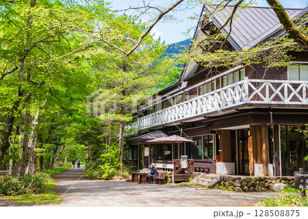 上高地の風景『河童橋周辺の遊歩道と宿泊施設』 128508875