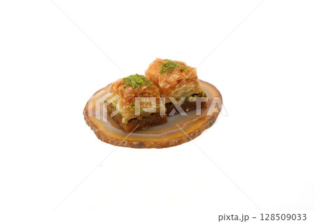 白バックのトルコのお菓子バクラヴァ 128509033