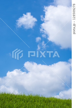 『風景・背景素材』爽やかな夏の青空と草原 『風景・背景素材』爽やかな夏の青空と草原 128509278