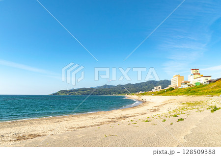 瀬波温泉 海浜広場からの海岸沿いの風景 128509388