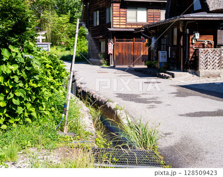 【白川郷】夏の合掌造りの村歩き 【白川郷】夏の合掌造りの村歩き 128509423