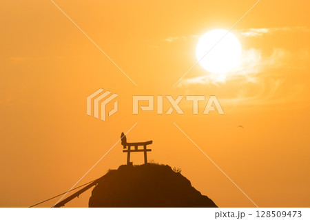 岩の上の鳥居と朝日（大分県大分市佐賀関） 128509473