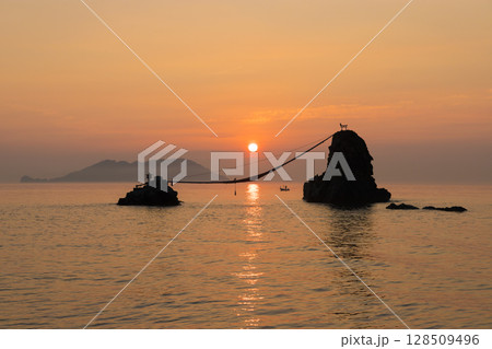 海の岩と朝日（大分県大分市佐賀関） 128509496