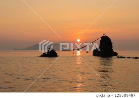 海の岩と朝日（大分県大分市佐賀関） 128509497
