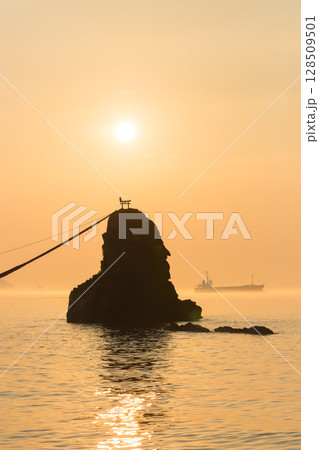 海の岩と朝日（大分県大分市佐賀関） 128509501