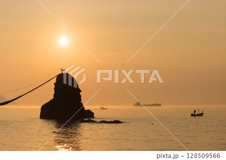 ビシャゴ岩と朝日(大分県大分市佐賀関) ビシャゴ岩と朝日(大分県大分市佐賀関) 128509566