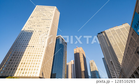 「東京都」日暮に新宿新都心のビル群を見上げる 「東京都」日暮に新宿新都心のビル群を見上げる 128510265