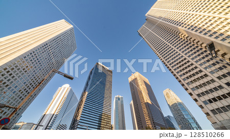 「東京都」日暮に新宿新都心のビル群を見上げる 「東京都」日暮に新宿新都心のビル群を見上げる 128510266