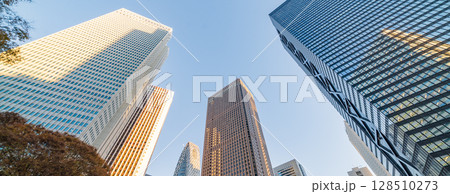 「東京都」日暮に新宿新都心のビル群を見上げる 「東京都」日暮に新宿新都心のビル群を見上げる 128510273