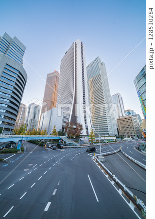 「東京都」日暮に新宿新都心のビル群を見上げる 「東京都」日暮に新宿新都心のビル群を見上げる 128510284