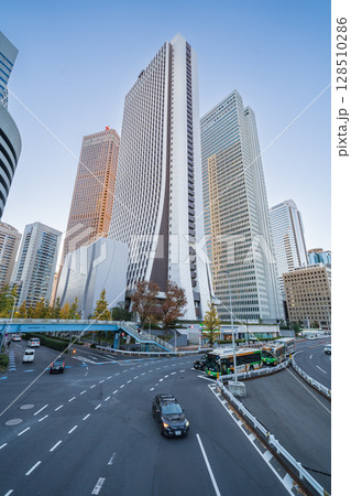 「東京都」日暮に新宿新都心のビル群を見上げる 128510286