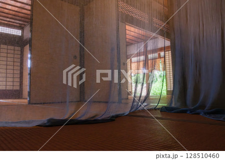 古民家の蚊帳 128510460