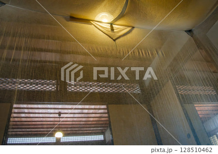 蚊帳と明かり 128510462