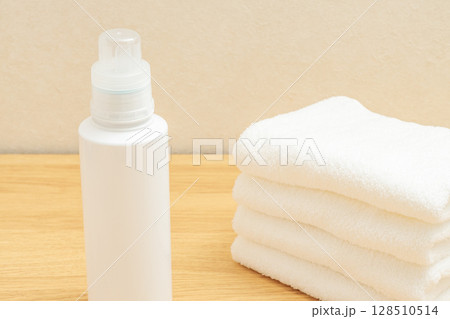 暮らしのイメージ|洗剤ボトルと洗濯物 暮らしのイメージ|洗剤ボトルと洗濯物 128510514