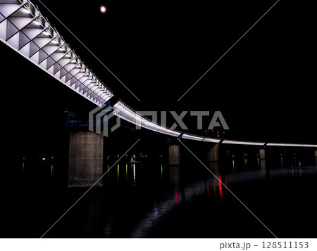 熊本県牛深の夜のハイヤ大橋 熊本県牛深の夜のハイヤ大橋 128511153