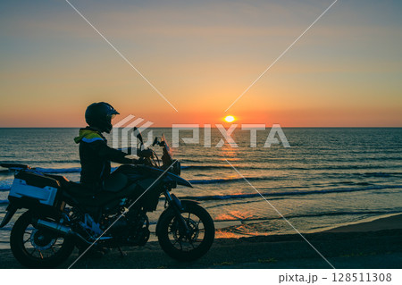 日本海に沈む夕陽とバイクとライダー 日本海に沈む夕陽とバイクとライダー 128511308